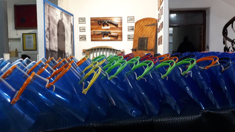 Los presos de la Unidad 4 de Bahía Blanca confeccionaron 400 máscaras faciales.