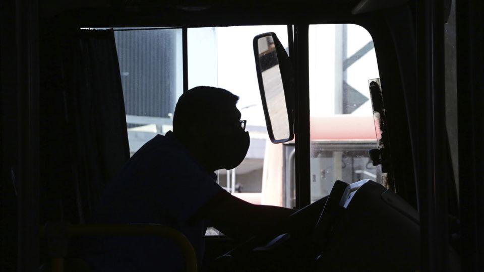 Muchos varados regresan por tierra a través de los pasos fronterizos habilitados.