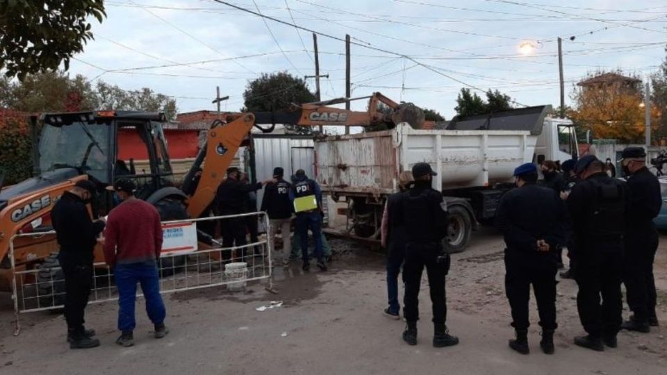 El hallazgo del feto de produjo cuando empleados de Aguas Santafesinas realizaban una excavación.
