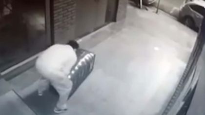 Video | Así un femicida sacaba el cuerpo de su amante en un baúl de