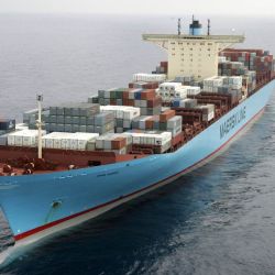 Esta bestia de 2.300 toneladas se emplea para mover enormes buques mercantes, entre ellos el Emma Maersk, uno de los más grandes del mundo. 