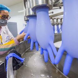 25/02/2020 25 de febrero de 2020, China, Shandong: los trabajadores operan en la línea de producción de guantes médicos, en medio del brote del coronavirus. Foto: Wang Jilin / SIPA Asia a través de ZUMA Wire / dpa POLÍTICA INTERNACIONAL Wang Jilin / SIPA Asia a través de ZUMA Wi / DPA | Foto:DPA