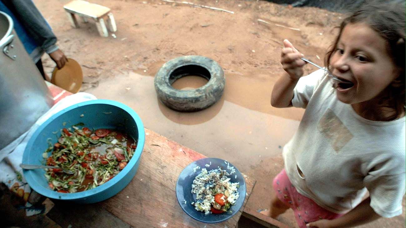 En algunos puntos del planeta la comida no llega; en otros hay que tirarla. En todas partes, la pandemia hizo cortar la cadena de distribución