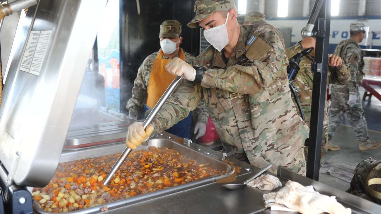 En algunos puntos del planeta la comida no llega; en otros hay que tirarla. En todas partes, la pandemia hizo cortar la cadena de distribución