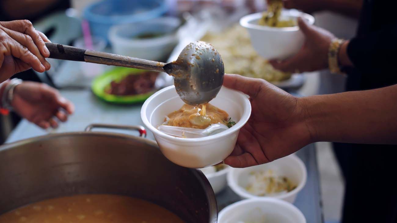 En algunos puntos del planeta la comida no llega; en otros hay que tirarla. En todas partes, la pandemia hizo cortar la cadena de distribución