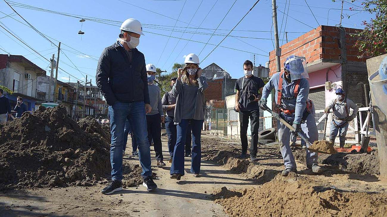 "Malena Galmarini y Martín Insaurralde recorrieron obra en Ingeniero Budge y firmaron un acuerdo para extender agua y cloaca para Lomas de Zamora"