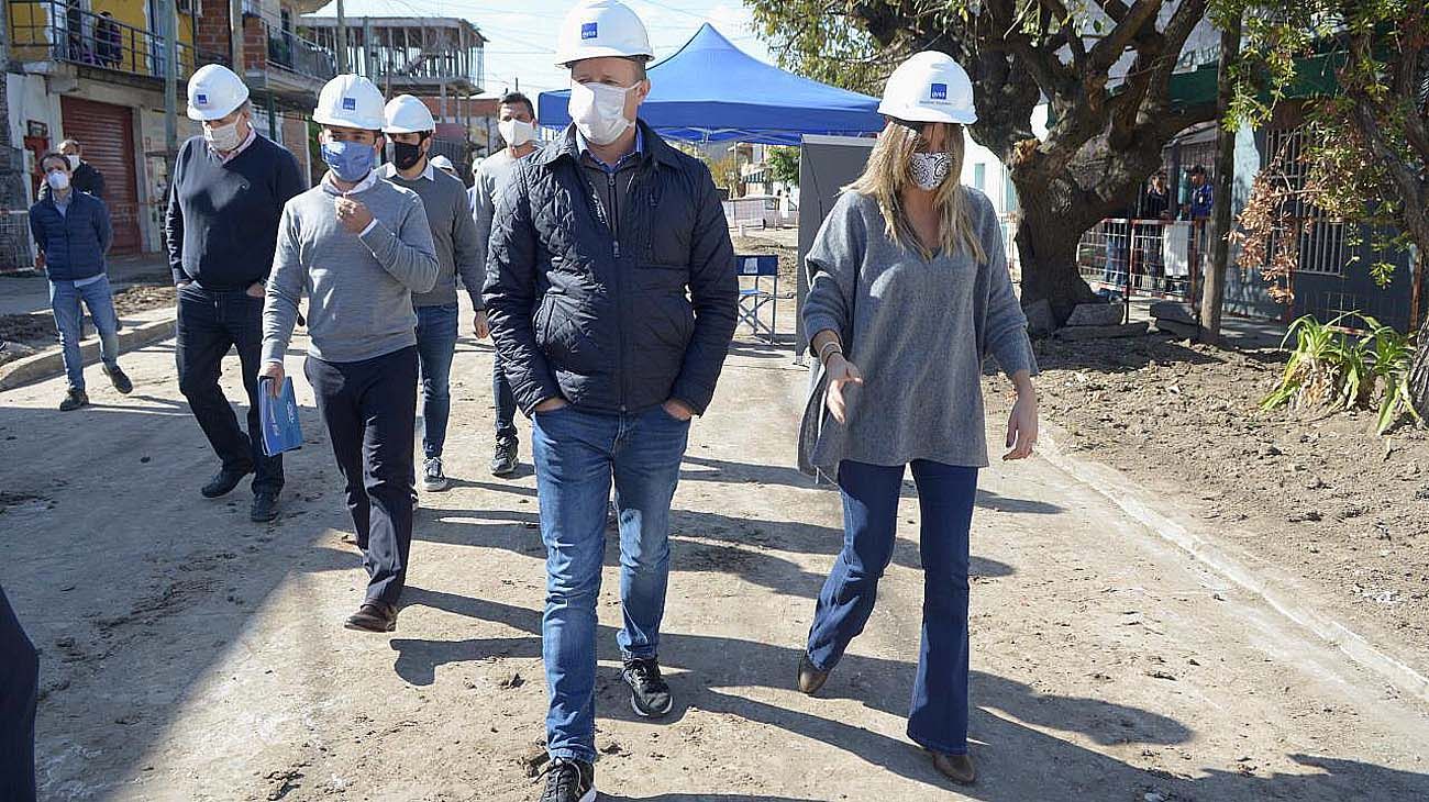 "Malena Galmarini y Martín Insaurralde recorrieron obra en Ingeniero Budge y firmaron un acuerdo para extender agua y cloaca para Lomas de Zamora"