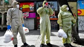 13/05/2020 13 de mayo de 2020, Bolivia, La Paz: Las personas que usan trajes protectores se paran en una calle desierta después de comprar comida en medio del cierre y la Ley Marcial debido a la propagación de la pandemia de coronavirus. Foto: Christian Lombardi / ZUMA Wire / dpa