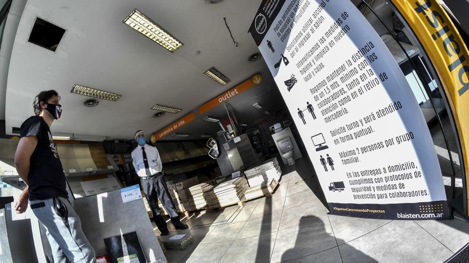 El 75% de los comercios habilitados por el gobierno porteño para reiniciar sus actividades abrieron hoy sus puertas y vendieron un 30% más de lo que lo hacían antes de la cuarentena, en el segundo día de apertura para actividades no esenciales dentro de las restricciones impuestas por el coronavirus, de acuerdo a un informe oficial.