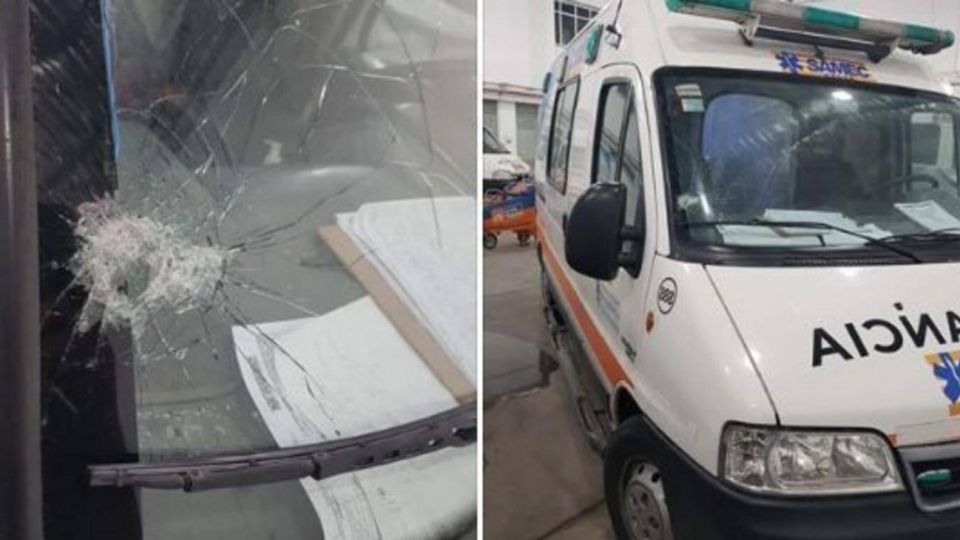 Ambulancia que trasladaba paciente con coronavirus fue atacada por vecinos.