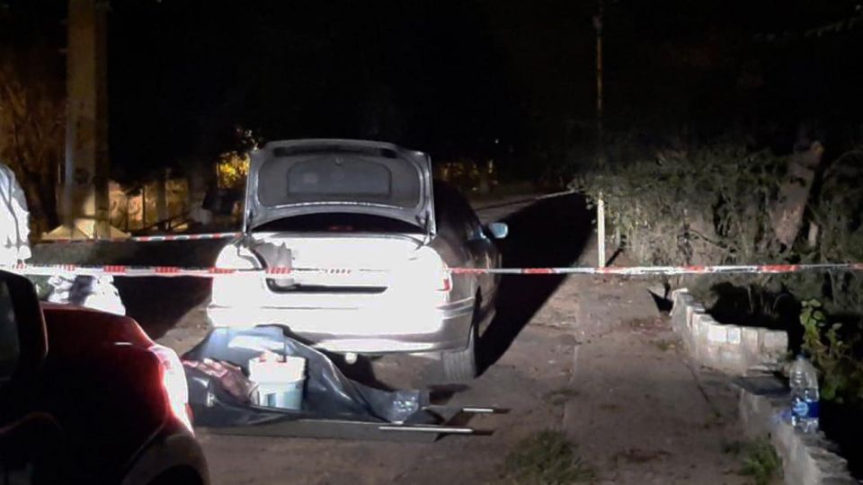 El asesino trasladó el cadáver en el baúl del auto.