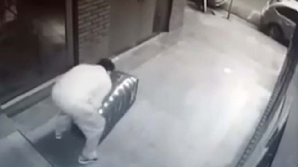 El femicida arrastra el baúl con el cuerpo de la mujer en el hall de un edificio de la calle Artigas.