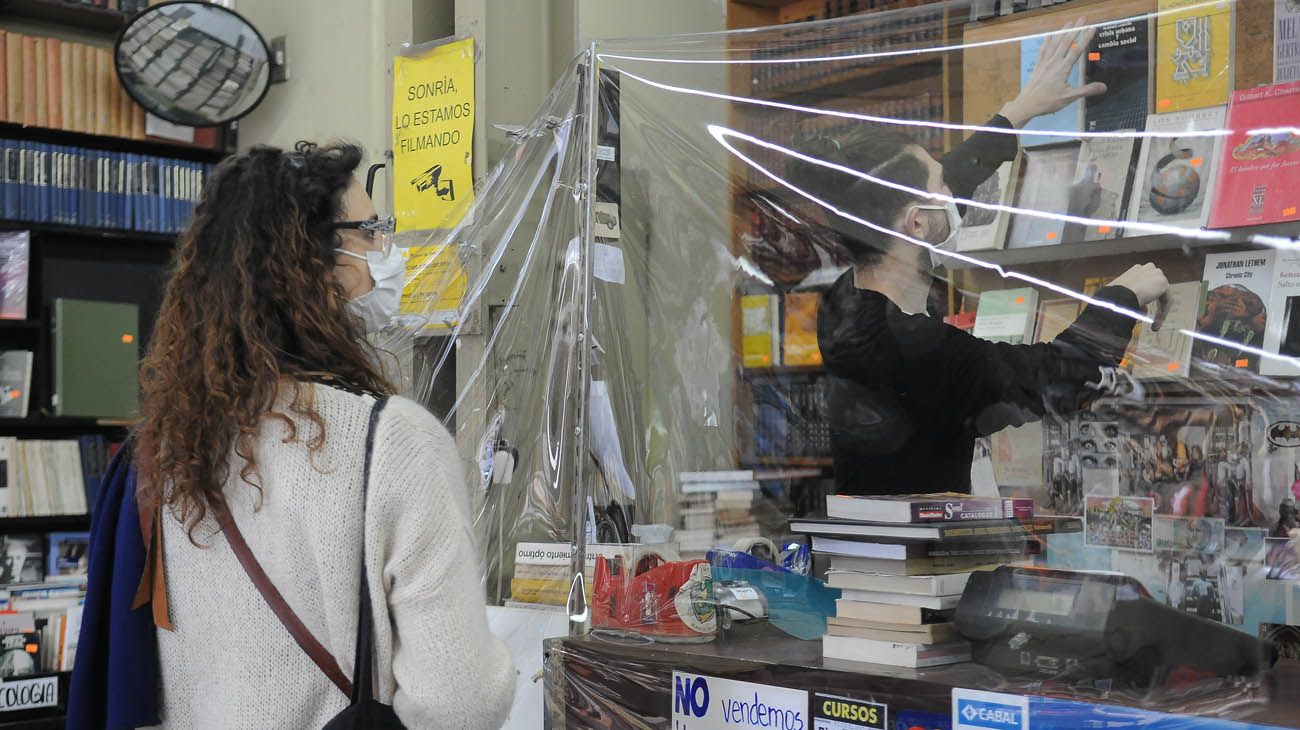 Barbijos y alcohol gel son obligatorios dentro de las librerías.