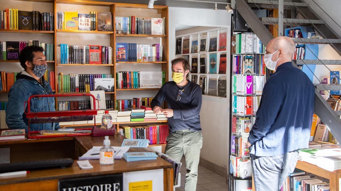 El ministro de Cultura porteño, Enrique Avogadro, junto a Horacio Rodríguez Larreta ayer, en la librería Fedro, de San Telmo.