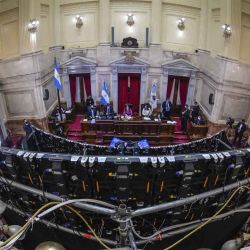 2020-05-13 - 17:55:00 hs.  Buenos Aires:El Senado sesiona de manera remota por primera vez en la historia legislativa del país  La vicepresidenta y presidenta del Senado, Cristina Fernandez de Kirchner, dejo abierta esta tarde la primera sesión de caracter remoto en la historia parlamentaria argentina, en una audiencia en la que se buscara aprobar una veintena de decretos dictados por el Gobierno para mitigar los efectos de la pandemia de coronavirus. | Foto:telam