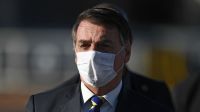 Jair Bolsonaro, presidente de Brasil, con barbijo