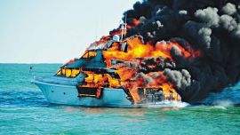 Cualquier incendio es gravísimo a bordo. En navegación afectará solo nuestra embarcación, pero en la amarra puede traer consecuencias inesperadas hacia nuestros vecinos.