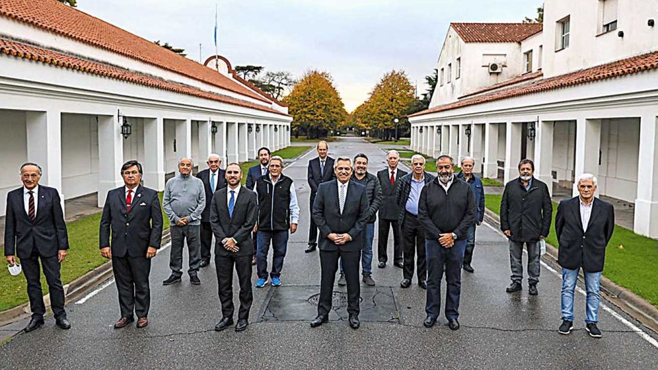 Olivos. A un lado, lobbies de empresarios y, del otro, muchachos de jean y campera.