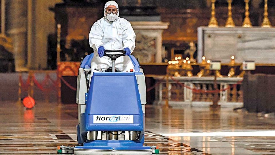 Protegidos. Empleados trabajaron ayer todo el día. La Plaza de San Pedro también fue desinfectada.