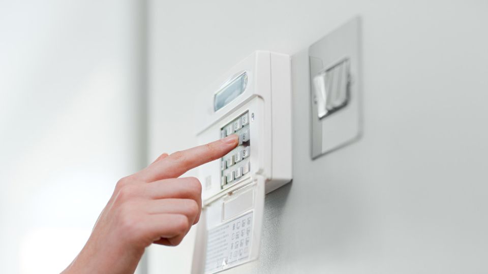 Para aumentar la seguridad y resguardar los objetos de valor en tu hogar, PROSEGUR te ofrece el servicio de Caja de Seguridad Monitoreada.