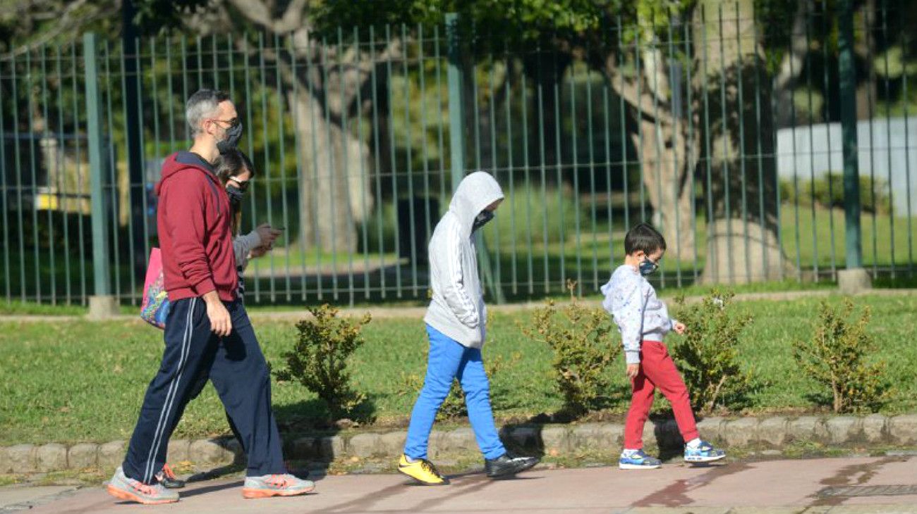 Los chicos de nuevo paseando en las calles porteñas, postal del soleado sábado 16 de mayo.