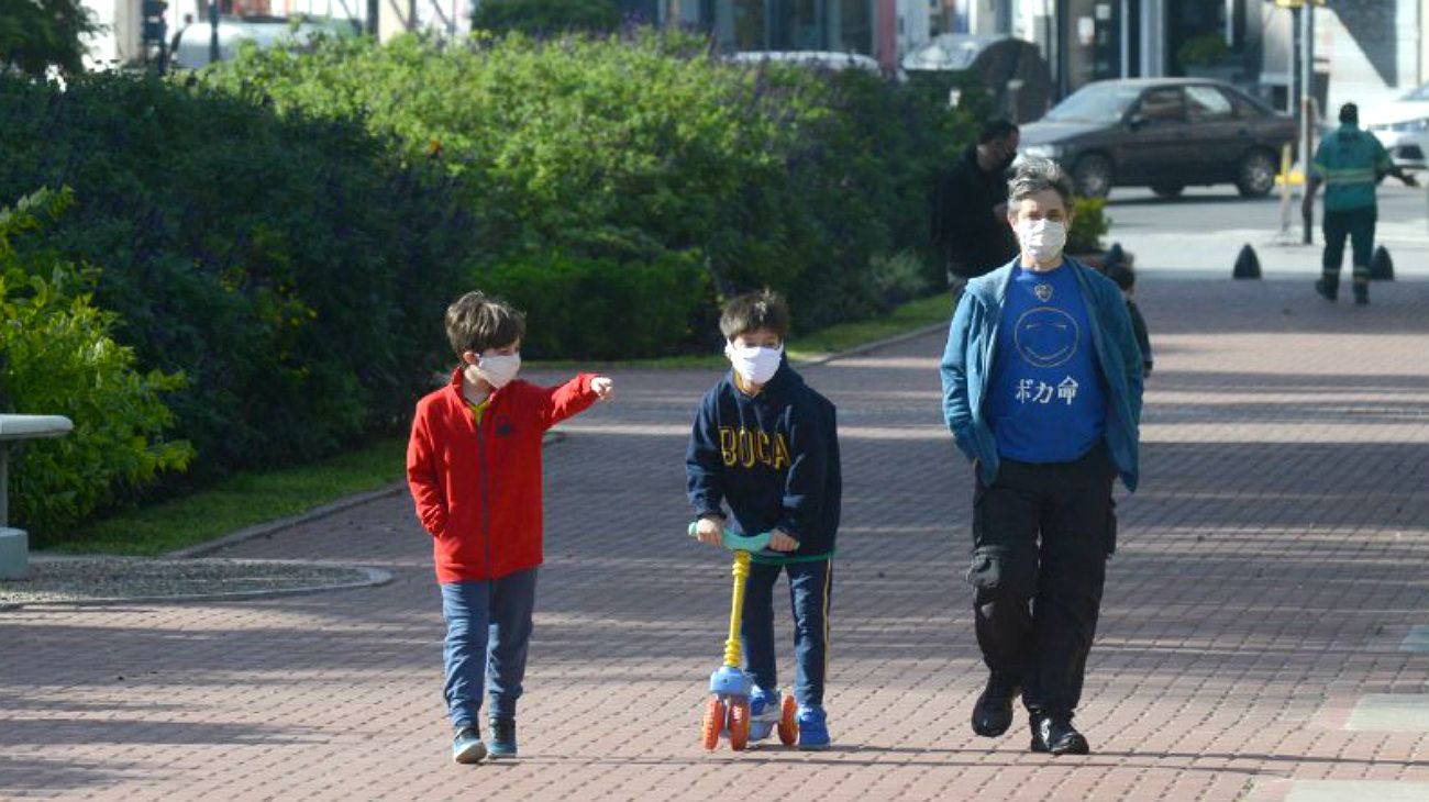 Los chicos de nuevo paseando en las calles porteñas, postal del soleado sábado 16 de mayo.