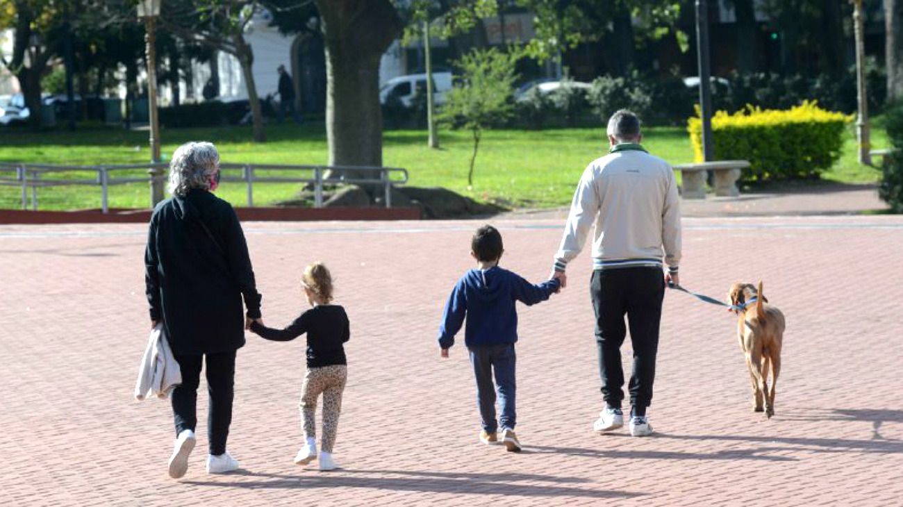 Los chicos de nuevo paseando en las calles porteñas, postal del soleado sábado 16 de mayo.