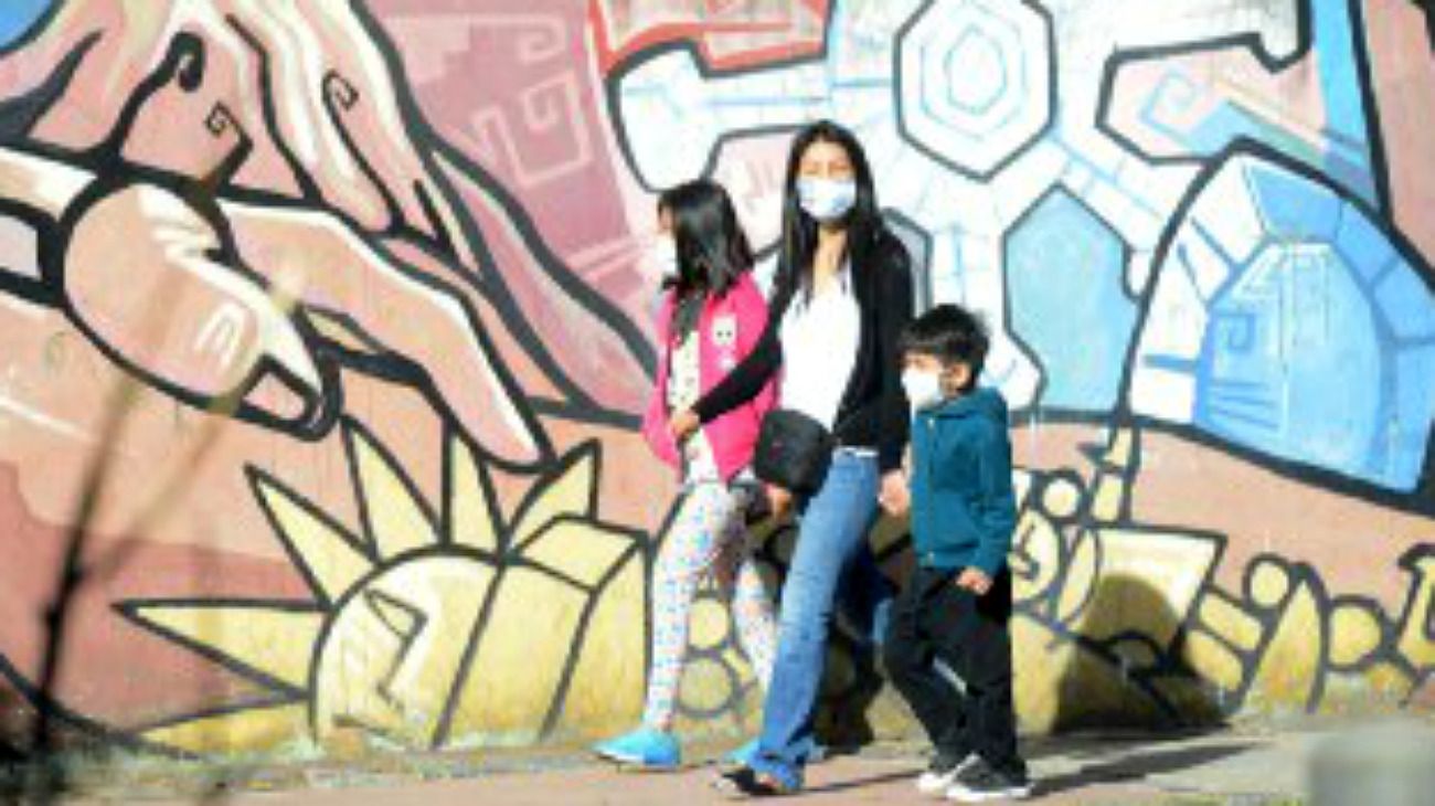 Los chicos de nuevo paseando en las calles porteñas, postal del soleado sábado 16 de mayo.