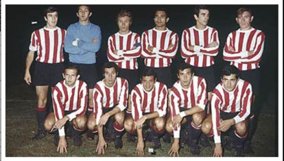 EL HISTORICO PLANTEL DE ESTUDIANTES QUE LEVANTO LA PRIMERA COPA LIBERTADORES DE SU HISTORIA