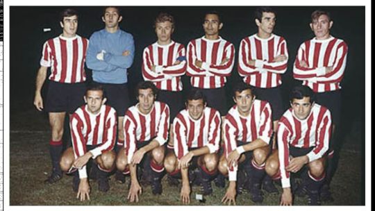EL HISTORICO PLANTEL DE ESTUDIANTES QUE LEVANTO LA PRIMERA COPA LIBERTADORES DE SU HISTORIA
