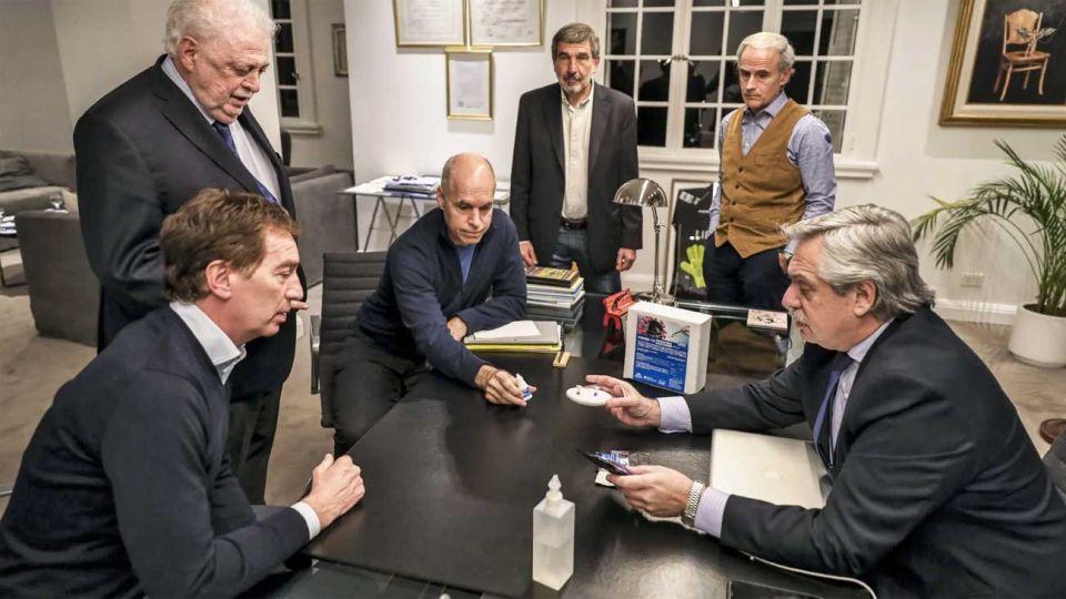 Visita oficial. Larreta y Santilli estuvieron ayer con Alberto Fernández para analizar la flexibilización.