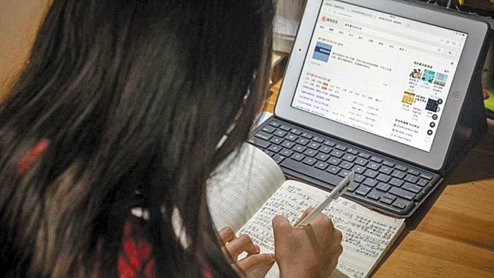 En casa. Hay que dejar de lado la mirada restrictiva hacia la formación virtual.