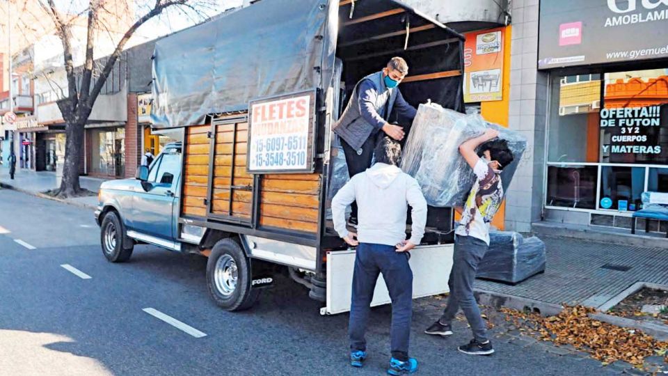 Permiso. Desde hoy los fletes y camiones podrán volver a trasladar objetos en Buenos Aires.