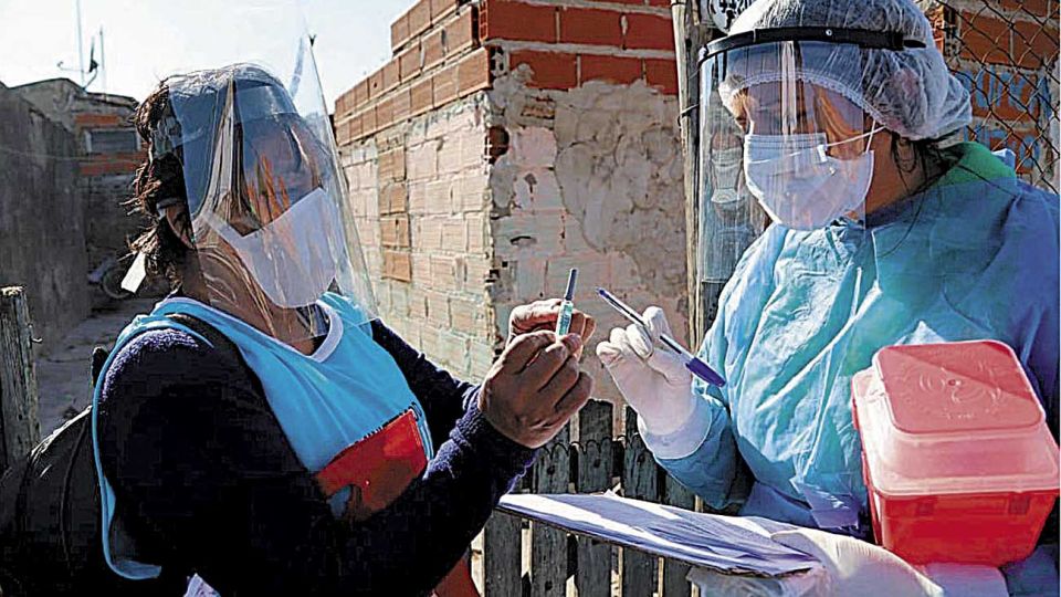 Lanús. Operativo en el barrio La Fe, donde viven unas 17 mil personas en situación de pobreza.