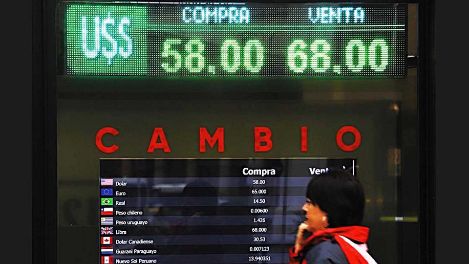 Test. El dólar oficial acompaña la inflación mientras que los paralelos calculan emisión y default.