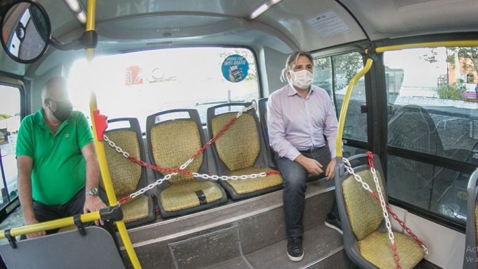 PRÓXIMA PARADA. Llaryora junto al secretario de Movilidad, Marcelo Mansilla. Se viene la emergencia del transporte.