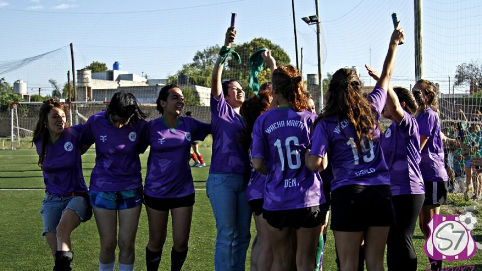 CAMARADERÍA. En el certamen femenino no sólo practican deportes, sino que genera amistades.