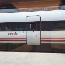 La española Renfe, que une todo el país, reforzó los protocolos de desinfección y limpieza diarios en trenes, mantienen la separación de seguridad entre viajeros durante el acceso al vagón del tren.