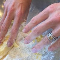 Máxima celebra su cumpleaños dando la receta argentina de alfajores de maizena