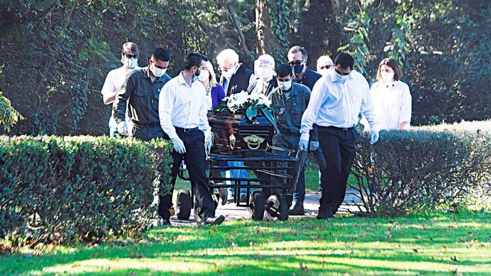 Tristeza. Sábado, 12 horas. Los restos del cantante fueron acompañados por sus hermanos, Carlos y Nora Hoffmann. También estuvieron sus hijos: Bárbara, Vicky y Federico.