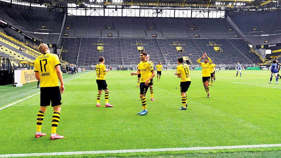 Solo. Los jugadores respetaron el protocolo hasta en los goles. Haaland convirtió el primero y lo festejó así.