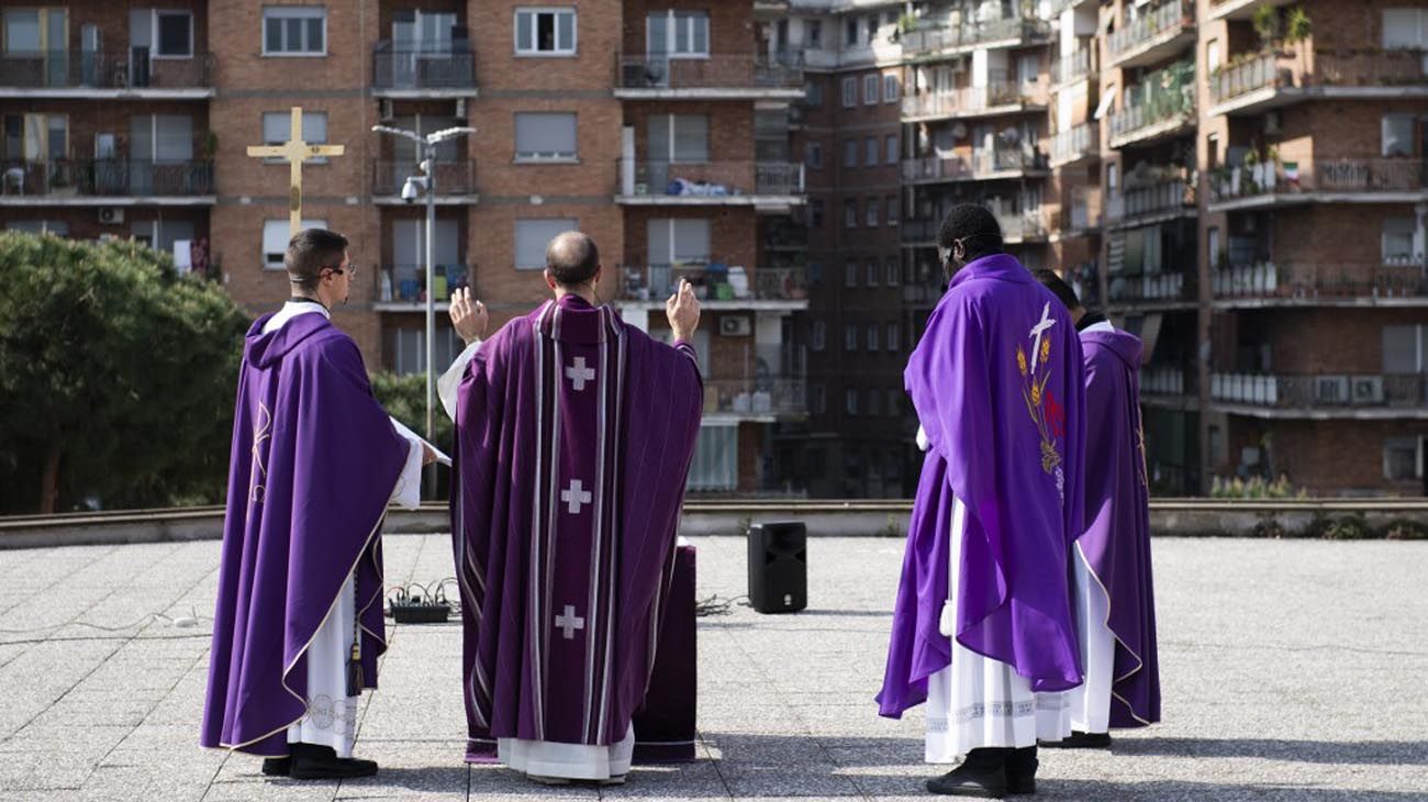 Italia como parte de la salida de la cuarentena permite la reapertura de Iglesias, restaurantes, y otros locales comerciales. 