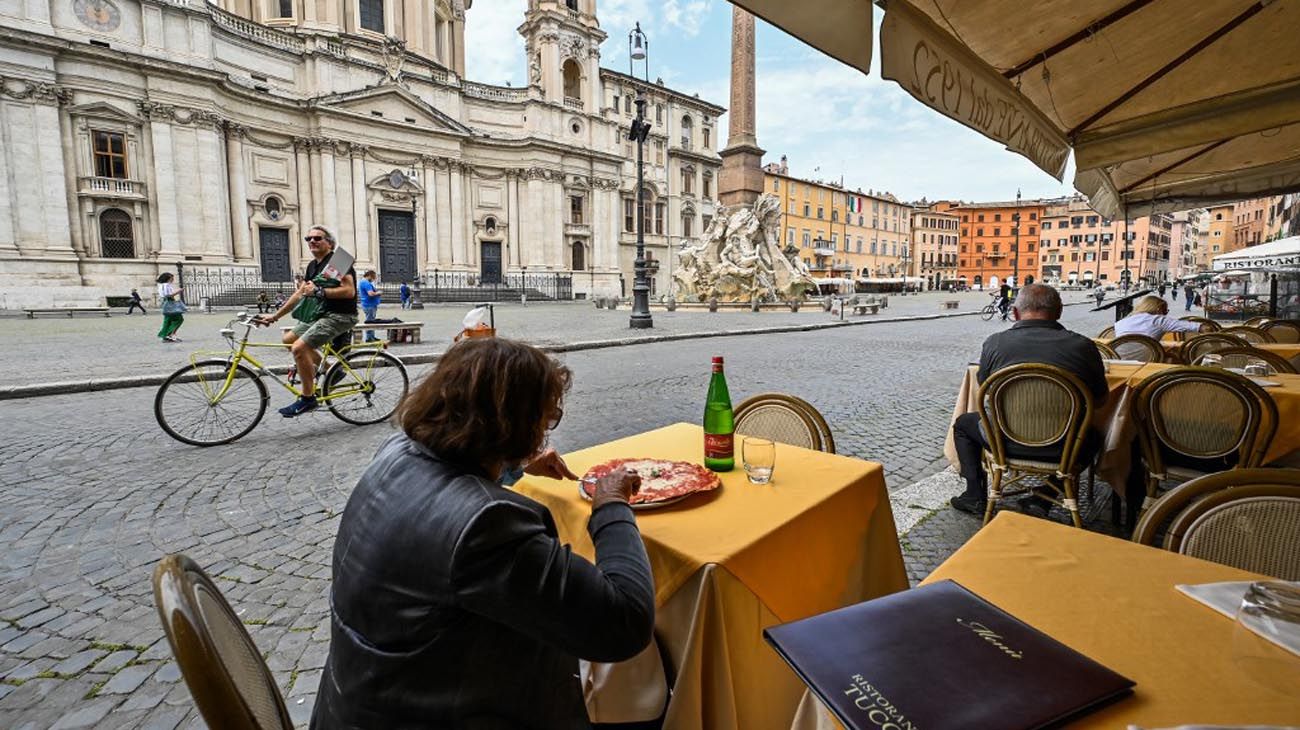 Italia como parte de la salida de la cuarentena permite la reapertura de Iglesias, restaurantes, y otros locales comerciales. 