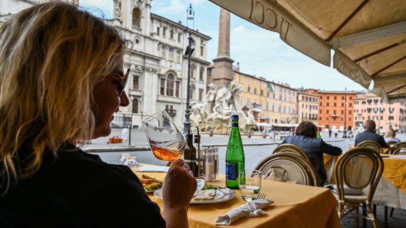 Italia como parte de la salida de la cuarentena permite la reapertura de Iglesias, restaurantes, y otros locales comerciales. 