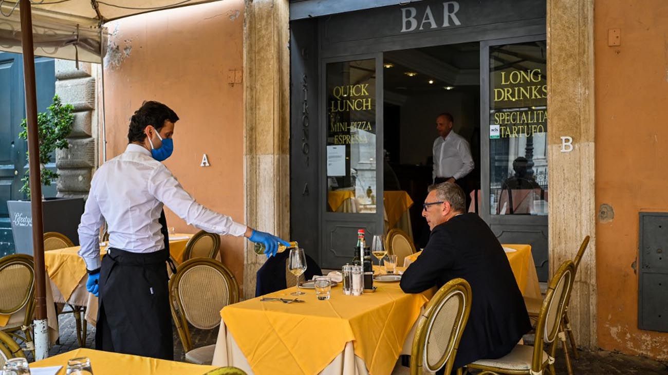 Italia como parte de la salida de la cuarentena permite la reapertura de Iglesias, restaurantes, y otros locales comerciales. 