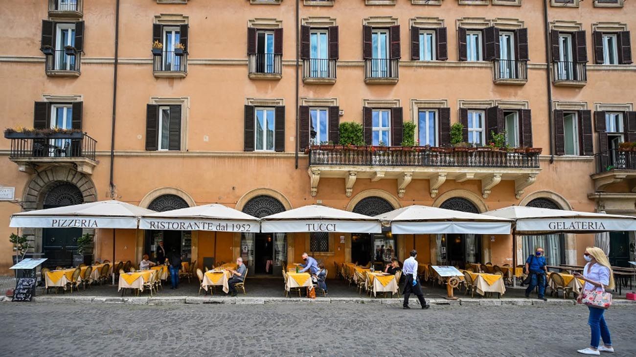 Italia como parte de la salida de la cuarentena permite la reapertura de Iglesias, restaurantes, y otros locales comerciales. 