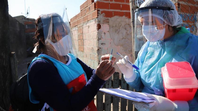 Coronavirus | Récord de casos y muertes en un día: 718 nuevos pacientes y 17 muertes