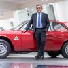 Lorenzo Ardizio, director del museo Alfa Romeo, posa junto a uno de sus modelos preferidos, el Giulia GTA.