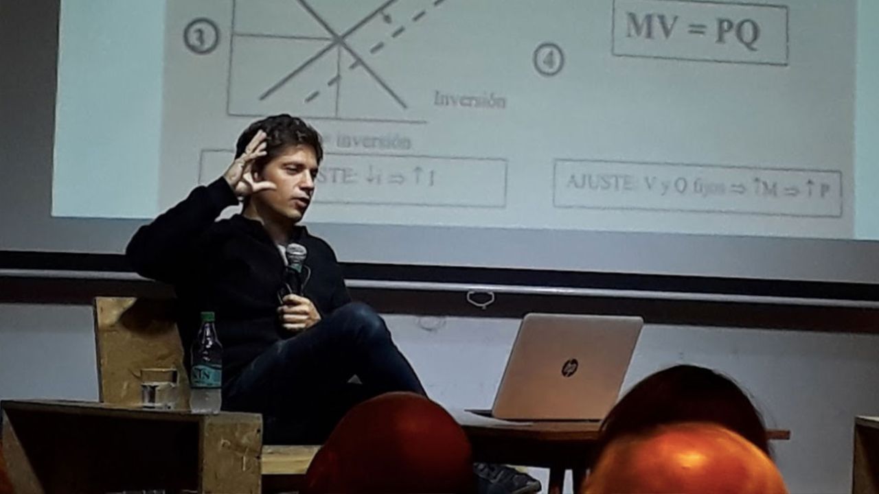 Axel Kicillof en una charla en el Centro Cultural Morán. | Foto:Cedoc