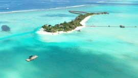 Combatir la subida del mar redirigiendo el movimiento natural de la arena. En las Maldivas, un equipo del MIT (Instituto de Tecnología de Massahcusetts), está llevando a cabo experimentos para combatir el aumento del nivel del mar al redirigir el movimiento natural de la arena en el entorno isleño